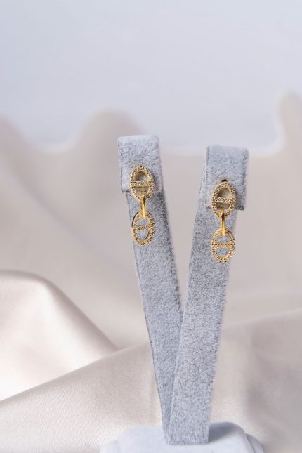 Zincir Görünümlü Marka Model Sallantılı Küpe, 925 Ayar gümüş Üzeri Gold Kaplama, Anti Alerjik.